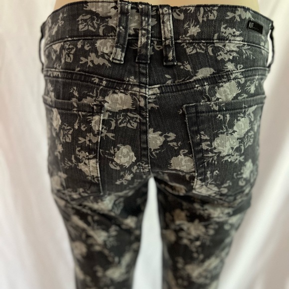 Flattering fit. Skinny jeans with floral print. Excellent condition. Size 4. - Picture 12 of 14
